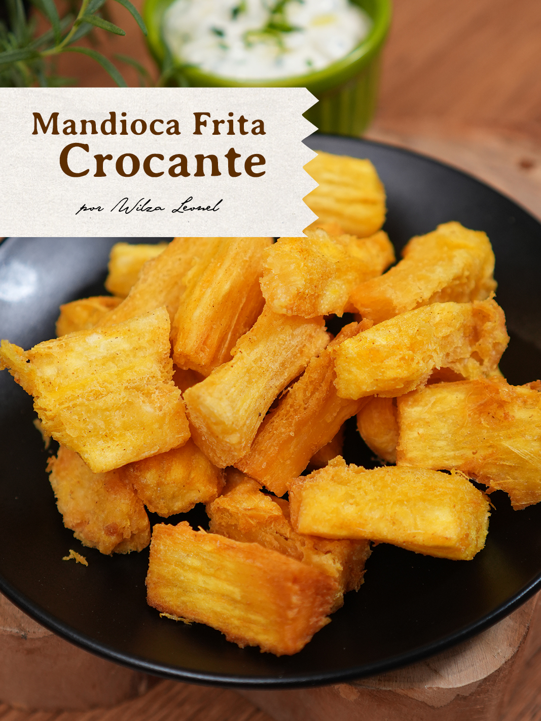Oiê, hoje vamos aprender a fazer uma mandioca frita em casa crocante, que além de ser muito fácil, tem alguns truques que você precisa aprender. Quer aprender a fazer comigo? Então não deixa de assistir ao vídeo!  Mandioca frita ✅ 1 kg de mandioca ✅ 1 colher(sopa) de açafrão da terra ✅ 1 colher(sopa) de sal ✅ 1 colher (sopa) de manteiga ✅ 3 folhas de louro ✅ 2 litros de água ✅ Óleo para fritar Creme de ricota: ✅ 1 pote de creme de ricota (200 g) ✅ 1 colher (sobremesa) de Lemon Pepper ✅ 1 colher(sobremesa) de azeite ✅ Sal a gosto ✅ Pimenta do reino a gosto ✅ Salsinha ✅ Cebolinha