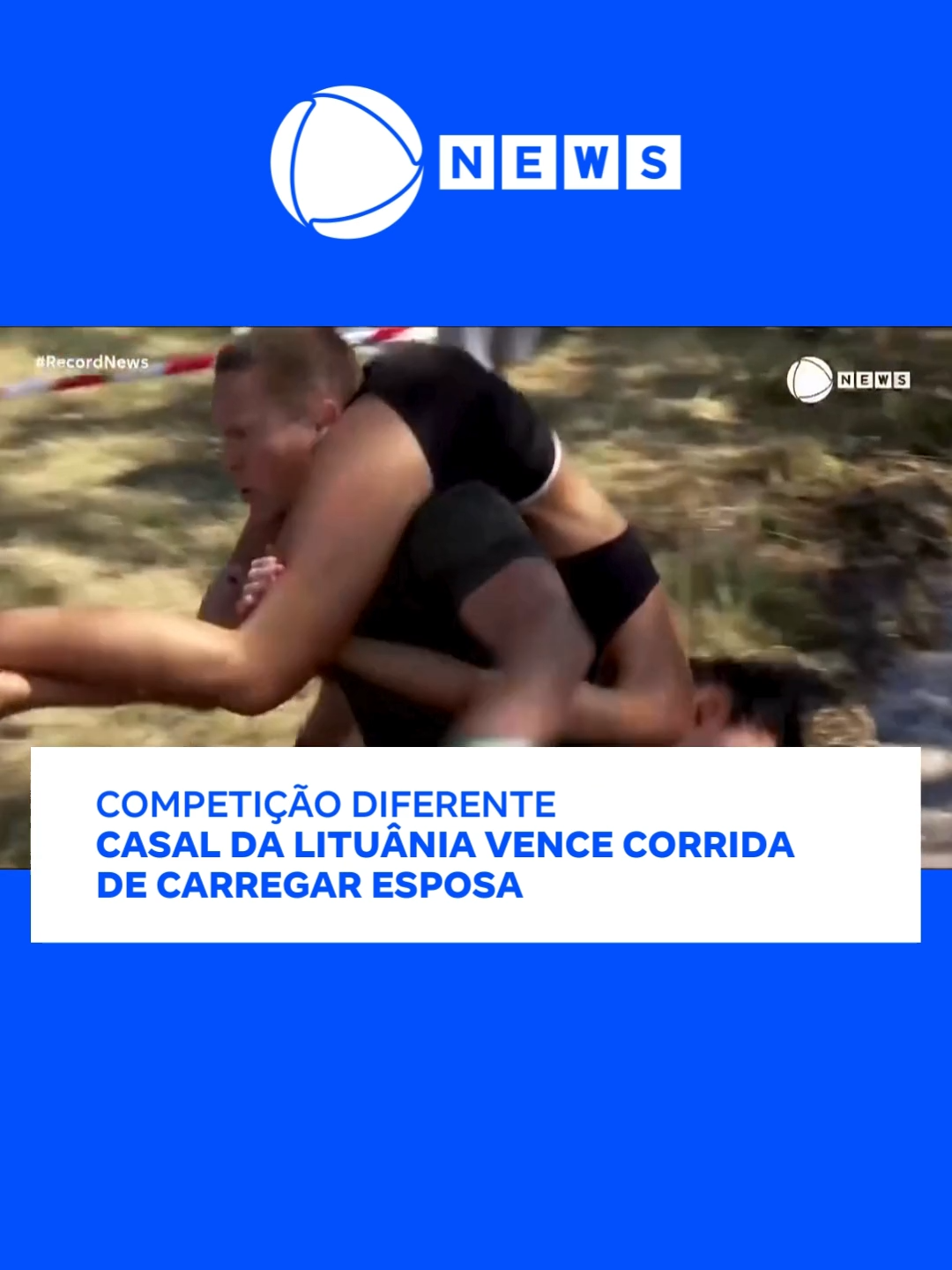 Casal da Lituânia vence corrida de carregar esposa. 📲 #RecordNews #noticias #corrida #competicao #curioso