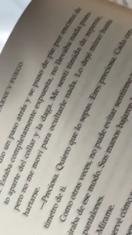 Tu y yo sabemos lo que significa esto 🔥🧛🏻 #paratii #books #BookTok #romantasy #romantasybooks #librostiktok #desangreycenizas #librostiktok #jenniferlarmentrout #poppy #casteeldaneer #lectorestiktok 