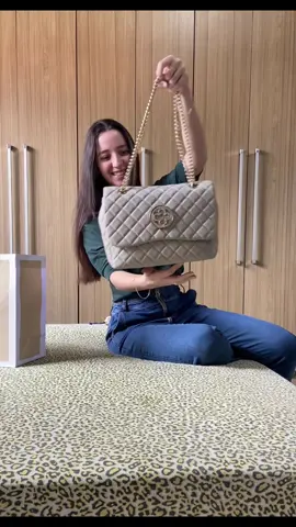 Mais uma bolsa para a coleção 🤩✨ Bolsa Olivia Capodarte. Linda, leve e versátil. Ótima para compor os looks do dia a dia e noite #umboxing #bolsa #capodarte #moda #capodartecuiabá 