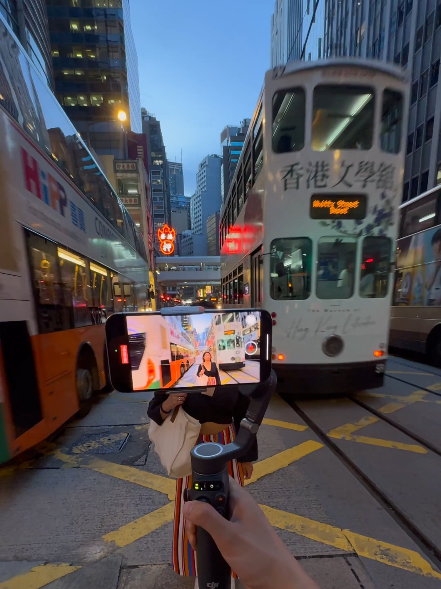 Have you tried this angle to capture Hong Kong streets? 📸🏙️ 🎥: IG/ hugo.visuals  #OsmoMobile6 #DJI #HongKong #StreetPhotography #Fyp