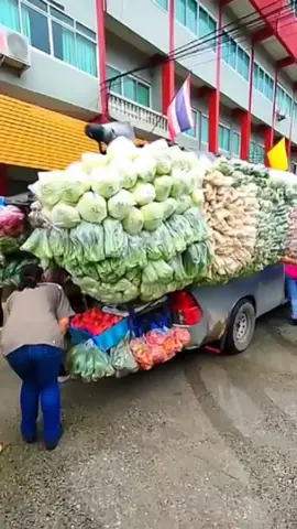 Cara unik pedagang sayur keliling di negara Thailand dalam berdagang #fyp #trending #viral #reels #shorts #vod #fbpro #facebookpro #pemula #pertanian #agriculture #farming #perkebunan #kebun #gardening #garden #harvesting #thailand #berdagang #dagang #kreatif 