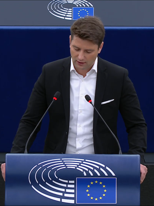 🎤 René Aust, AfD-Abgeordneter, hält seine erste Rede im EU-Parlament! 📢 In seiner Ansprache thematisiert er den Krieg in der Ukraine und befürwortet die Unterstützung für die diplomatischen Bemühungen des ungarischen Ministerpräsidenten Orbán. Er zitiert Helmut Schmidt: „Lieber 100 Stunden umsonst verhandeln, als eine Minute schießen.“  👉 Was denkt ihr über die Position von René? Lasst es uns in den Kommentaren wissen! @rene__aust #EUParlament #Ukraine #Diplomatie #Orbán #AfD #Politik