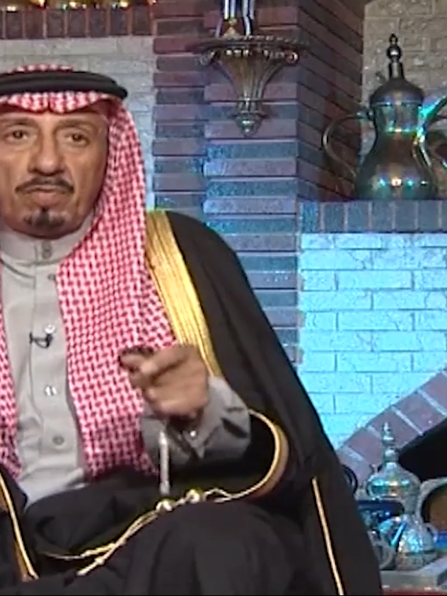 #سوالف_شعر الراوي #محمد_الشرهان   قصيدة الشاعر الراحل سويلم بن علي بن ناصر السهلي-في وصف الإبل  ويبدء القصيده في وصف الأبل . وسويلم العلي السهلي رحمه الله من أفضل الشعراء الذين وصفوا الأبل . أتركم مع القصيدة : ياهـل النضـا يامعتلـيـن عـلـى أكــوارعــراض الفقـايـر لـيـنـات المحـاصـيـر قطـم الفخـوذ متونهـن سحـم الأوبــاردغم الخشوم عيونهـا شعلـت الكيـر فــج الـمـرافـق مـاتـجـي حـــول الأزوارمشـطـرٍ كـوعـه عــن الــزور تشطـيـر خـضـع أرقــاب بشـوبـة القـيـظ عـبـاراحــراب الأذانــي مـردفـات المناعـيـر عسالـكـم مــع نـيـة الخـيـر مـصـدارعوجوا ليا أرقاب النضا يامـال الخيـر ريضـوا وريّـضـوا النـضـا وأقــم مـقـدارساعه لمـا أكتـب حاجتـي يامناعيـر فـإلـى كتـبـت بجـيـرة الله والأســرارفـأومـوا عليهـن فـي حنـايـا البواسـيـر وخـلـوا ركايبـكـم مــع الــدو عـبـاربالقيـظ ممشاهـن مـع الفجـر وعصيـر فـإلــى لفـيـتـوا مـحــرق الـبــن بـالـنـارقــرمٍ يـحـط الهـيـل وســط المبـاهـيـر يفـرح إلــى مـنـه نـصـا البـيـت خـطـاروعـنــد الـلــوازم مـايـهـاب المخـاسـيـر ردوا سـلامــي عـــد هــتــاف الأمــطــارأوعـــد بـالأصـيـاف عـــج المـعـاصـيـر وقـولـوا يـقـول يـبـدل الــدار فـــي دارولايعتـبـر وش حالـهـا حـومـة الطـيـر يغيـر هـوا بالريـش ويـديـر الأفـكـاروالــرزق بالأسـبـاب كـلــش بتـدبـيـر ولاينتقض حبل الكدر كود بشرارولاتـنـحـذي حــــذوه بـلـيــا مـسـامـيـر ويفطن لأصابـع كفـه طـوال وقصـارماهـن سـوى لـو كلهـن بـهـن أضافـيـر مثـل اللحـا تنبـت علـى كـل الأبشـارلاشـك تنفـيـل اللـحـا مجـنـب الغـيـر ياذيـب خـذ مـن عــارفٍ عــاف مـاصـارشافـه وقــام يصـخـر القـيـل تصخـيـر يقول في تالي الدهر شفـت الأنكـارمــجــالــسٍ لـــســـو تــنــقــل مــزامــيــر أول بـــداة الـجــار شـــرٍ عــلــى الــجــاروعلى القريب يصور الكذب تصويـر والثـانـيـه مـاشـوفـلـه لـلـصـخـا كــــارلا قـــــل مــالـــه جـنــبــوه الـمـســايــر لوكـان بالماضـي علـى الوقـت صبـاريصبر ولـو ضكـت ضـلاف المواخيـر إلـى أزلـفـت دنـيـاه خـلـي عـلـى الــداروتنسـى فعولـه يــوم تقلـيـب هالخـيـر غـديـت كـنـي راعـــي الـغــار والـنــارهــــذا زمــــانٍ فــــررٍ الـعـقــل  تـفــريــر