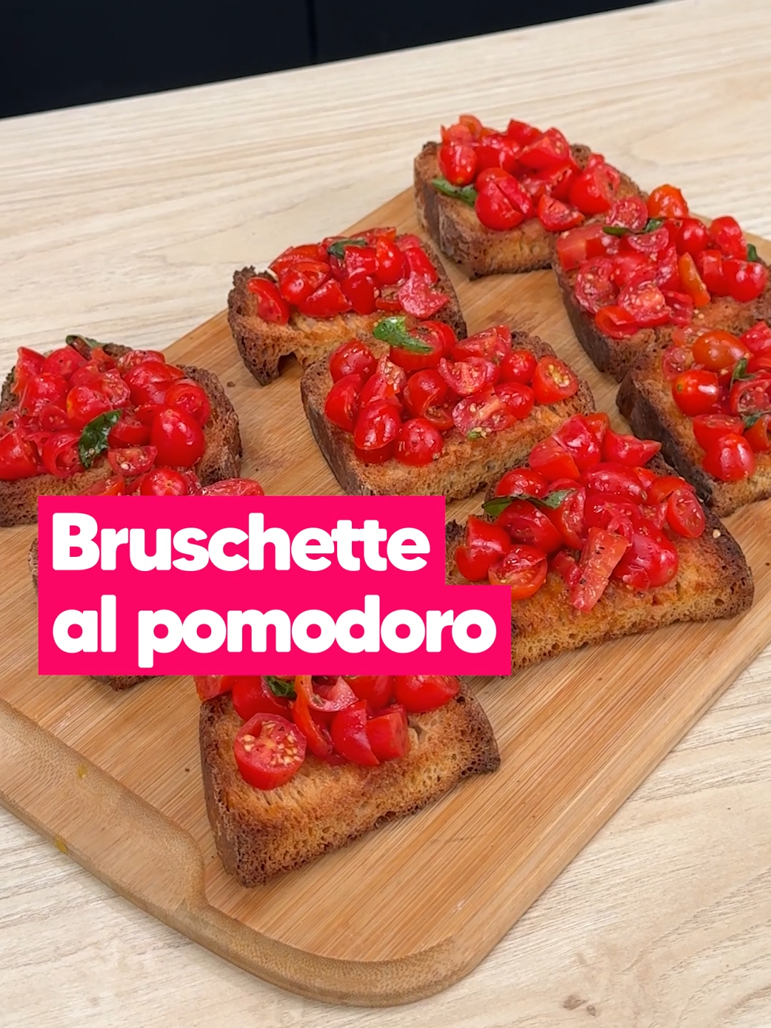 Croccanti e piene di pomodorini, le bruschette sono l'antipasto FACILE E SFIZIOSO che non delude mai!😎 👉INGREDIENTI Pane q.b Pomodorini q.b Olio Origano Basilico Aglio 👉PREPARAZIONE 1. Taglia il pane a fette spesse almeno 1 cm 2. Tostale in forno, in padella o su una griglia. Non tostarle troppo, dovranno essere croccanti ma mantenere la loro morbidezza. 3. Taglia i pomodorini a cubetti, metti in una ciotola e condisci con sale, olio, origano e basilico. Mescola bene e fai macerare in frigo una mezz'oretta. 4. Componi le tue bruschette e gustale. Attento ai pomodorini che cadono!🫣 #cookist #bruschette #bruchettealpomodoro #bruschetteconipomodorini