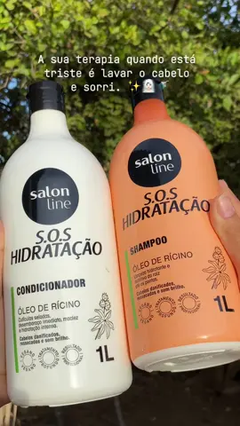 Nem é meme!!🍃 E para minha rotina relaxante de hj usei o sos hidratação óleo de rícino , que é composto por shampoo, condicionador e mascara, no video usei shampoo + condicionador  Shampoo garante aos fios uma limpeza hidratante e nutritiva da raiz as pontas  Condicionador cutículas seladas, desembaraço imediato, maciez e hidratação intensa. @Salon Line @#todecacho  #rotinacapilar #cabelosaudavel #salonline #migssalonline #heymigssl #publisl #cachos3b 
