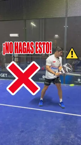 📝¡MEJORA TU DEFENSA!📖 ▶️Ten en cuenta esto si tienes problemas para defender: 🔹Cuando juegas cruzado le estás dando a tu rival todo el ángulo para jugar sobre zonas laterales y para que la bola gire cuando rebota en los cristales. 🔹Si tu juegas firme al paralelo y lo dejas sin espacio, generalmente su pelota viene más cómoda y podemos sacar un globo para ganar la red 📲 Etiqueta a ese amigo que no defiende ni una  #tutorial #padel 