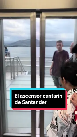 El ascensor mas divertido de 🇪🇸… …y uno de los más bonitos.  🛗 El ascensor que sube a la azotea del Centro Botín ofrece una vista panorámica de la bahía de Santander.  🤭 Pero también provoca risas nerviosas en los viajeros que no saben que se trata de una divertida obra de arte de Martin Creed.  #santander #cantabria #centrobotin 