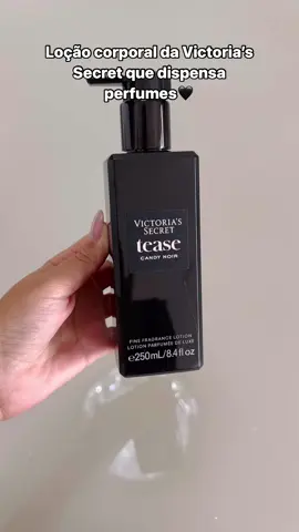 Victoria’s Secret Hidratante Corporal Tease Candy Noir 🖤  Todos os produtos são 100% ORIGINAIS,  enviados diretamente dos Estados Unidos, não trabalhamos com falsificações.  📍Produtos disponíveis a pronta entrega no Brasil.  🚚 Enviamos para todo Brasil. . . . . . . . . . . . #victoriasecret #creme #bodysplash #perfumedoce #vsbeautuy #gingham #beleza #perfumesimportados #perfumeimportadofeminino #vs #importados #importadosoriginais #bathandbodyworks #perfume #compracaovictoriasecret #diferencacandied #lovespell #intothenight #resenha #victoriasecretbarevanilla #bathbodyworks #barevanillashimmer #athousandwishes #vs #viral #hidratantemasculinobathbodyworks #bathbodyworksocean #bathbodyworksbourbon #bathbodyworksnoir #bathbodyworksbourbonstrawberryvanilla #fyp #bodymist #vanillagirl #bourbon #vanilla  #perfume #teasecandynoir #victoriasecretteasecandynoir #victoriassecretvelvetpetals 