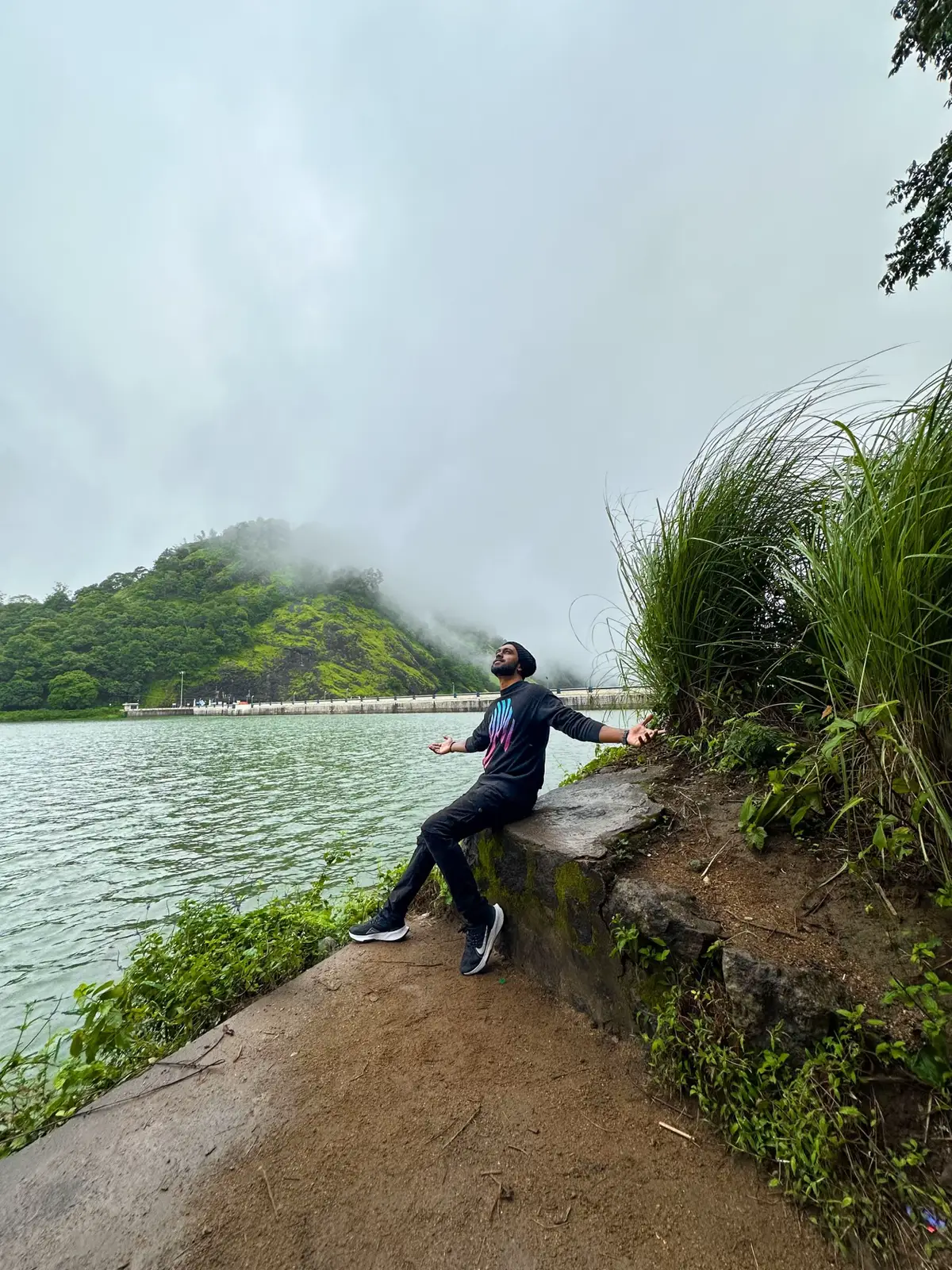 மனசுல சலனம், என் நெஞ்சுக்குள்ள நச்சரிக்கும் பட்டாம்பூச்சிக்கு தேன தந்தா என்னாகும்? 🍯 “The provocation of the soul, My heart… What happens when I feed honey To the butterfly tugging at my heartstrings?” 🍃 #idukkidam #ponmudidam #idukkiponmudidam #kerala #travelphotography 