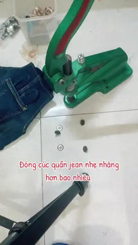 Máy dập cúc ở đây cho bác nào cần. Từ lúc có em nó làm gì cũng nhàn. Ngày xưa đóng cúc quần jean lấy búa gõ gõ mà nhiều khi không chắc, lỡ gõ mạnh thì méo cúc gãy vành. Từ lúc có cái máy mà yếu đuối như em đóng còn nhàn tênh. #Moonfamily #tiemnhaMoon #tiemmayMoonMoon #tiemmaynhaMoon #mayva #maydapcuc #dapcucquanjean 