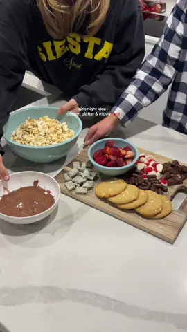 the best idea always 🎀🍿🍫😙✨ #girlsnight #girlsnightin #movienight #bestfriend 