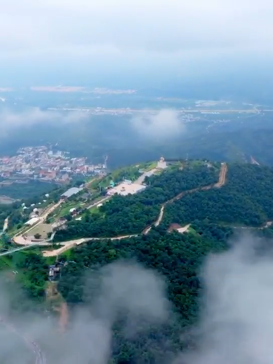 Unlock the charm of Cheshenjia Scenic Area after the rain. Located in Jizhou District, Tianjin, the area features swirling clouds and cascading waterfalls. The rain revitalizes the mountains, making them appear especially lush, while the roar of the waterfalls accentuates the tranquility of the landscape. Immerse yourself in the misty scenery and experience the pristine beauty of nature. #MeetTianjin