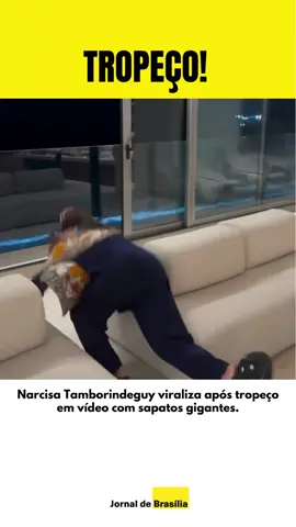 A socialite Narcisa Tamborindeguy, de 57 anos, voltou a chamar a atenção nas redes sociais na terça-feira (13/8). Desta vez, a socialite virou assunto devido a um tropeço enquanto filmava um vídeo em sua sala de estar. Usando um par de sapatos gigantes, Narcisa acabou tropeçando no sofá e caiu. Apesar do susto, ela rapidamente se recompôs e comentou com humor: “Quase caí”. O ocorrido gerou uma onda de reações entre os internautas. Muitos acharam a situação divertida, mas alguns sugeriram que seria prudente revisar a segurança, como a troca do vidro da sacada, para evitar futuros acidentes. #jornaldebrasilia #Fy #NarcisaTamborindeguy #Socialite #VídeoEngraçado