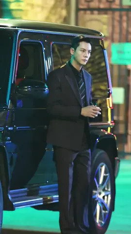William Chan is so charming wearing glasses 陈伟霆新剧《许我耀眼》路透，灰色西装造型，霸总走路带风气场超强！ #陳偉霆 #WilliamChan  #陈伟霆 #williamchanwaiting #actor #fashion #cdrama #lovesambition #许我耀眼 #陈伟霆许我耀眼 #seeheragain #太阳星辰 #suit 
