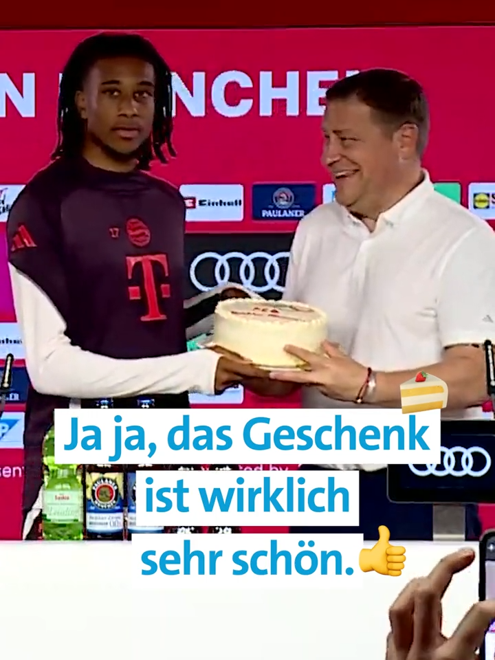 „Hast du vielleicht den Kassenzettel noch?“. 😬 Der FC Bayern stellt Neuzugang Michael Olise vor. Highlight der PK war jedoch die Kuchenübergabe von Sportvorstand Max Eberl an den 22-Jährigen. Olise gewann mit Frankreich bei den Olympischen Spielen die Silbermedaille. 🇫🇷  #br24sport #fcb #münchen #olise