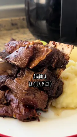 Asado a la olla MIXTO (el mejor de todos)  Con carne de vaca y chancho😋 HEREREIIII y como estira🤗🤤 CON LIMÓN,PURÉ Y MANDIOCAS CALENTITAS… *INGREDIENTES: . 2 kilos Costilla vacuna +1 kilo carne de cerdo  (Matambre , costilla, bondiola etc)el corte que te guste!  .1 cda. Sal  .Condimento parrillero  @alcazarpy  .2 litros agua  caliente (más o menos) dependerá de la dureza o ternura de las carnes .Jugo de 2 limones o jugo de naranja  (2 horas o más de cocción) Acompañado con puré de papas (3 papas , 2 cdas. Manteca y 100 ml. Crema de leche) Mandiocas calentitas  #asado #mandiocas #pure #paraguay #mixto #viral 