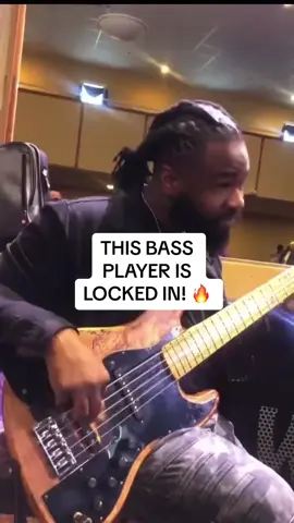 One of the best walking bass lines you’ll ever hear 🎸🔥🔥🔥 credit to Adam Brown #bass #walkingbass #gospel #bassplayer #musiciansoftiktok 