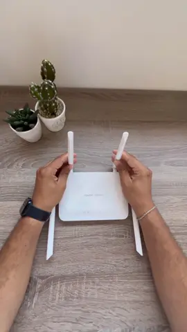 🛠️ **Étape 1 : Optimisez la Position des Antennes !** 📶 Saviez-vous que l'orientation de vos antennes WiFi joue un rôle clé dans la qualité de votre signal ? 📡 Pour améliorer la couverture, assurez-vous d'avoir une antenne verticale 🧍‍♂️ pour couvrir le plan horizontal, et une antenne horizontale ↔️ pour les étages ou les obstacles en hauteur. Testez et ajustez selon vos besoins pour un signal plus fort et plus stable ! 💪 #WiFiTips #CouvertureWiFi #TechHacks #WiFiOptimisation #réparationwifi #Rabat #Temara #Maroc