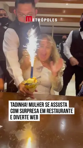 Que susto 😂! Um vídeo de uma mulher que comemorava seu aniversário em um restaurante conhecido do Distrito Federal voltou a viralizar na internet. Tudo estava bem, até que os funcionários resolveram fazer uma surpresa para ela. Chegando sem que ela percebesse, os garçons levaram um sorvete com uma vela e começaram a cantar 