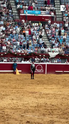 La plaza de toros de Illunbe daba este jueves la bienvenida a los toros de Semana Grande y, al mismo tiempo, decía adiós a una de las leyendas de la arena, el rejoneador navarro Hermoso de Mendoza. Este primer día de corridas, los aficionados también han podido disfrutar de un cartel con una primera figura del toreo actual como Roca Rey. Pero el momento más emotivo de la tarde ha sido la despedida de Hermoso de Mendoza. La plaza en su totalidad han recibido a setenta componentes del Orfeón Donostiarra, acompañados de la banda Ciudad de Irun, para entornar el clásico himno Agur Jaunak.