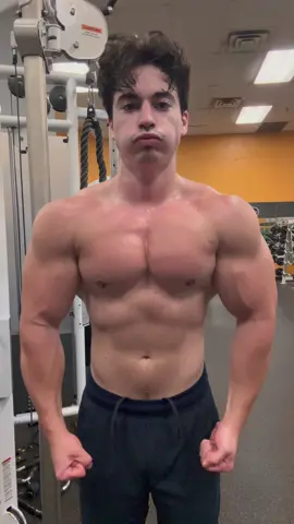 A big reason why I don’t do any bench pressing is because I don’t have anyone to spot me. (I have my gf but I fear she might accidentally let the bar crush me) #benchpress #bench #chestworkout #chest 