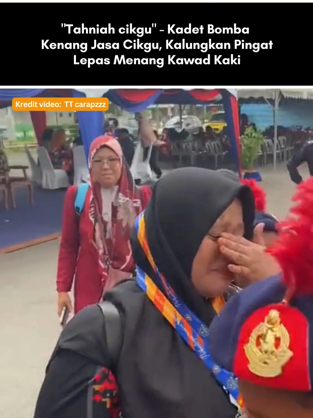 Tak dinafikan, di sebalik pencapaian para pelajar ada pengorbanan para guru yang tak kenal erti lelah mengajar mereka sehingga berjaya. Satu perkongsian video oleh @/carapzzz di TikTok menunjukkan momen indah ahli kadet bomba beramai-ramai mengalungkan pingat perak kepada cikgu mereka selepas berjaya memenangi pertandingan kawad kaki. Tindakan tersebut sebagai tanda mereka menghargai jasa cikgu yang sudah banyak berkorban masa, tenaga serta melayan setiap kerenah ahli kadet. Sambil ahli kadet mengalungkan pingat, cikgu tersebut menangis terharu dengan kejayaan mereka. Sebak tengok video ni… Untuk berita penuh boleh baca di kotak hijau di atas Kredit video: TT @carapzzz  P/s: Video di atas bukan hak milik Lobak Merah dan kami telah meletakkan kredit kepada pemilik video. Sekiranya anda ingin menurunkan sebarang video, Sila DM kami dalam kadar segera. Terima Kasih! Jangan lupa untuk Like, Comment. Share dan Follow Lobak Merah! 🧡 Terima Kasih! #fyp #fypシ #lobakmerahmy #beritaditiktok #viralstory #trending #trendingnewsmalaysia #ceritaviral #terkini #viralupdates #storyviral