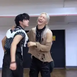 Jisung suka buat Felix macam tu .. comelllll wehhhh kembarrrrrrrr hahaa 😆 ~ #StrayKids #felixstraykids #yongbok #bbokari🐥 #hanjisung #jisung #jilix 