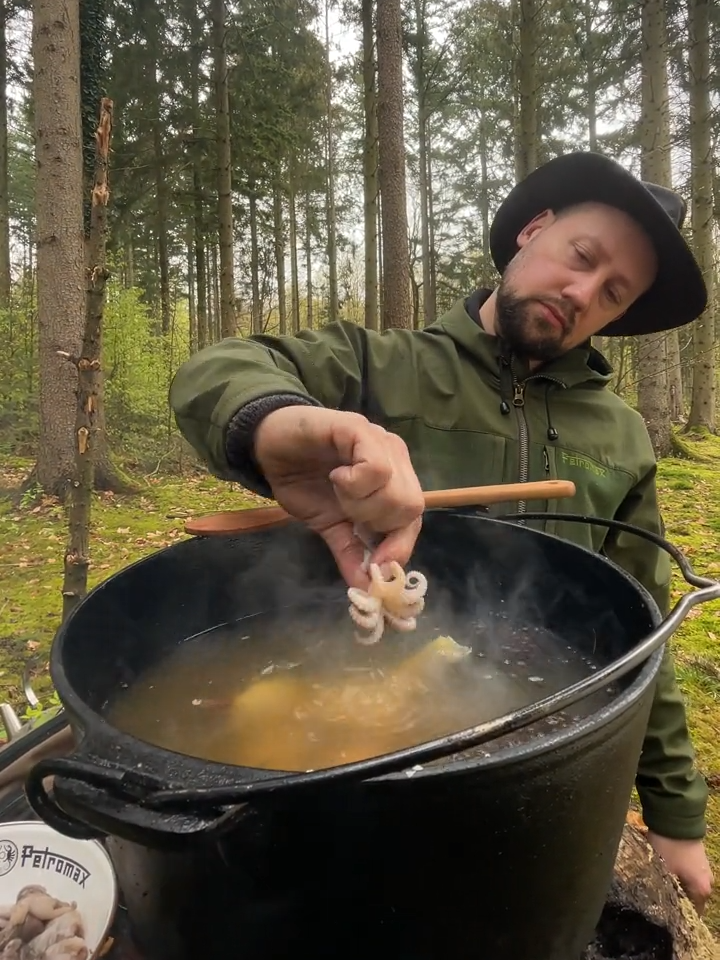 Mini Pulpos perhaps? Bon Appetit🐙 #seafood #nature #outdoorcooking #firekitchen