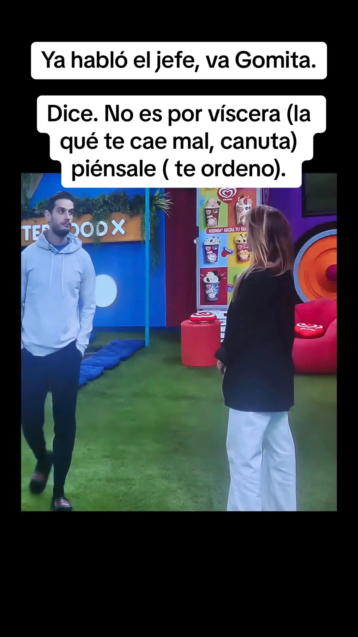 Ya habló el jefe, va Gomita. Dice. No es por víscera (la qué te cae mal, canuta) piénsale ( te ordeno). #MarianaEcheverria #Gala #LCDLFMX #adrianmarcelo #gomita #sabine #marianaecheverria #arathdelatorre #karimepindter #briggittebozzo #lacasadelosfamososmexico 