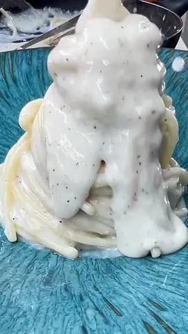 Cacio & Pepe!!❤️💦 Ti piace? Like, commenta e seguimi!😍💦gnoft  Cacio, pepe di timut, Palamita! Anche fredda come la vendetta 😎 Formaggio con il pesce? In Francia è prassi. Noi inorridiamo…vi dico che è una bontà assoluta. Provatela e fatemi sapere. Una bollicina fredda vi garantirà l’happy ending. Si suda? Normale fa caldo.😂 Ingredienti per 4  Spaghettoni ad arco gr 400 Pecorino gr 200 Pepe di timut gr 5 Palamita qb Aceto di riso ml 200 Acqua gassata ml 200 Sale gr 20 Zucchero gr 20 Puliamo e evisceriamo la Palamita, la mariniamo in acqua gassata, aceto di riso sale e zucchero per 2 ore. Quando pronta eliminiamo la pelle esterna, creiamo dei tagli, spennelliamo di salsa di soia dolce e cuociamo leggermente con un cannello. Ho scelto questa varietà di pepe in quanto agrumato, ricorda il pompelmo e il passion fruit. Tostiamo il pepe, poi maciniamolo al mortaio. Grattugiamo il pecorino,inseriamo un mestolo di acqua tiepida, una parte di pepe e creiamo la crema. In padella mettiamo un cucchiaino di pepe e sfumiamo con un mestolo di acqua di cottura. Tuffiamo la pasta per metà cottura in acqua con pochissimo sale, poi la trasferiamo sino a cottura in padella con il pepe. Se serve aggiungiamo acqua. A cottura inseriamo la crema e mantechiamo. Impiattiamo a sentimento terminando con la Palamita e del pepe. E mó finalment s meng! 🍽️ . . . #cacioepepe #chef #cucinaitaliana #Recipe #reels #puglia #ricettepertutti #palamita 