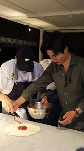 Italian Pizza Chef (Pizzaiolo) teaches me how to make REAL Neapolitan Pizza 