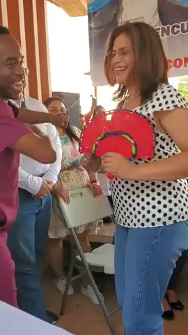 Rixi Moncada bailando al ritmo de cumbia con Alcalde de Arada José Arnold Avelar