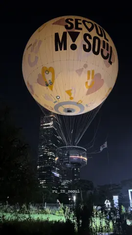 After six months of preparation, a giant 22-meter diameter, moon-shaped tethered gas balloon will fly above Yeouido. The Seoul Metropolitan Government named this moon-shaped gas balloon Seouldal (Dal means moon in Korean), aiming to make it a major attraction for nighttime tourism in the city. The SMG explained that the name “Seouldal” was coined by combining the original Korean words “Seoul” and “Dal (Moon in English)”, aiming for local and international visitors to understand Seouldal in one go and to enjoy the beauty of the city both in the day and at night. Seouldal is a gas balloon that runs on helium for buoyancy and flies vertically. Because it uses non-flammable gas, it is safer than traditional heat air balloons. Seouldal will be tethered to the ground with cables, reducing the risk of going off the course. Specifically, up to 30 passengers can be accommodated for each ride. Seouldal will have regular inspections every Monday and will operate from Tuesday to Sunday from noon to 22:00. The fare is 25,000 won for adults aged 19-64, and 20,000 won for children and minors aged 36 months to 18 years old. 📍 Yeouido Park (Yeouido-dong 2, Yeongdeungpo-gu) #seouldal #gasballoon #foryourpage #foryou #fyp #southkorea #foryoupage 