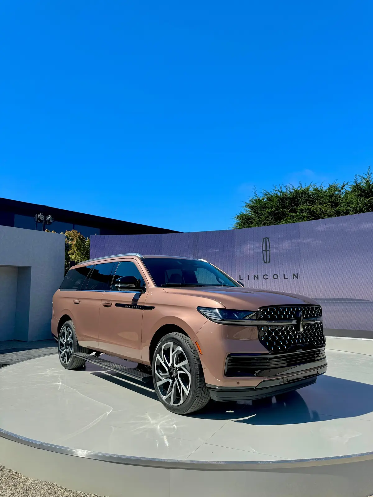 2025 Lincoln Navigator is here and it gets some gorrrrrgeous changes! I love the rounder sleeker exterior, lighting, the new split rear tailgate = “splitgate”, 48” pillar to pillar screen, Lincoln Digital Experience and of COURSE phone-as-key and Lincoln BlueCruise.  It’s a stunner in this Sunrise Copper only available on the Black Label in the U.S. Video is here and on YouTube now!! Re: the house interior pics: they designed the interior of this house to mirror the interior of the new Navigator and this is where the reveal party happens tonight!! #lincoln #lincolnnavigator #navigator #montereycarweek #monterey