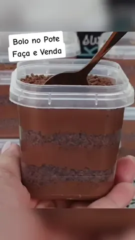 Bolo no Pote para vender e faturar muito! Campeão de vendas sabor brigadeiro. 🟡 INGREDIENTES DESTA RECEITA: *Para a massa do bolo: 3 ovos 1 xícara de açúcar 3 colheres de sopa de margarina 1 xícara de achocolatado 2 xícaras de farinha de trigo 1 colher de sopa de fermento em pó para bolo *Medida da xícara: 200ml *Medida da forma: Altura: 4,5cm x Largura: 21cm x Comprimento: 31cm *Para o recheio de brigadeiro: 2 caixinhas de leite condensado 395g cada 4 caixinhas de creme de leite 200g cada 1 colher de sopa de manteiga ou margarina 1 xícara (240ml) de chocolate em pó *Modo de preparo no vídeo 👆🏻  #sobremesasfaceis #bolonopote #facaevenda #confeitaria