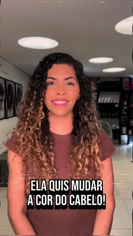 Mais uma transformação de cor e corte por aqui, me contem nos comentários o que vocês acharam!👇🏼💕 Essa cor está super em alta e tem sido um sucesso por aqui!💖 #coloração #tinturadecabelo #mudança #transformação #mudançadevisual #novacor #cabelonovo #cachos #cachospoderosos #curls #curlyhair #cachosperfeitos  #CapCut 