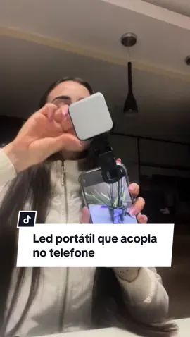 Novo brinquedinho por aqui enquanto brincamos nessa vida de bloguer 😂 Comprei esse mini Led portátil e amei! Ele acopla direitinho no telefone. #led  #video #blogger #iphone #viralvideo 