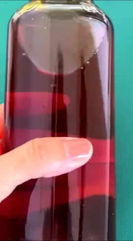 🌿 Receita de Garrafada de Babatimão para Eliminação de Células Cancerígenas e Nódulos 🌿 Utilize o poder do babatimão para preparar uma garrafada que pode auxiliar na eliminação de células cancerígenas e no tratamento de nódulos. 🍃✨ Ingredientes: 50 g de cascas de babatimão secas 1 litro de cachaça de boa qualidade 1 colher de chá de mel (opcional) Modo de Preparo: Preparar as Cascas: Lave bem as cascas de babatimão e deixe-as secar completamente ao sol, se necessário. Misturar com a Cachaça: Coloque as cascas de babatimão em uma garrafa de vidro esterilizada. Adicionar a Cachaça: Despeje 1 litro de cachaça sobre as cascas na garrafa, garantindo que as cascas fiquem totalmente submersas. Deixar em Maceração: Tampe bem a garrafa e deixe a mistura em um local fresco e escuro por 15 dias. Agite a garrafa diariamente para ajudar na extração dos princípios ativos da planta. Coar: Após o período de maceração, coe a garrafada para remover as cascas de babatimão. Adicionar Mel (opcional): Se desejar, adicione uma colher de chá de mel para suavizar o sabor. Modo de Usar: Consumo Diário: Tome 1 colher de sopa dessa garrafada em jejum, todos os dias. Você pode diluir em um pouco de água se o sabor estiver muito forte. Benefícios: Eliminação de Células Cancerígenas: O babatimão é conhecido por suas propriedades anticancerígenas, ajudando a combater células malignas no corpo. Redução de Nódulos: Pode auxiliar na redução de nódulos, contribuindo para a saúde do sistema linfático e do tecido mamário. Ação Anti-inflamatória: Possui propriedades anti-inflamatórias que ajudam a reduzir inflamações e inchaços no corpo. Apoio ao Sistema Imunológico: Fortalece o sistema imunológico, ajudando o corpo a combater infecções e outras condições de saúde. Desintoxicação: Auxilia na desintoxicação do corpo, promovendo a eliminação de toxinas acumuladas. Saúde Geral: Promove o bem-estar geral, ajudando o corpo a se manter forte e saudável. Como Usar: Tratamento Regular: Consuma a garrafada diariamente como parte de um regime de cuidados naturais para apoiar a eliminação de células cancerígenas e nódulos. Experimente essa receita natural e sinta os benefícios do babatimão para a sua saúde e bem-estar! 🌿✨ #Babatimão #GarrafadaNatural #EliminaçãoDeCélulasCancerígenas #TratamentoDeNódulos #VidaSaudável #ReceitaNatural #DicasDeSaúde