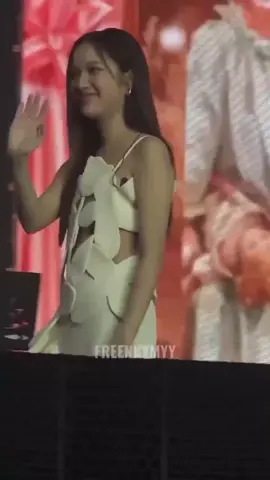 it's the way she bowed before leaving🥺 you are Loved p'freen❤️ So proud of you✨ #freen #srchafreen #freensarocha #freenbecky #HBD26thFreenSoloStage 