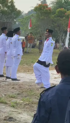 Hati menahan malu mata menahan tangis.. mungkin itulah yang kamu rasakan dek.. tapi aku bangga padamu😭 kamu tetap tenang dan profesional.. Tapi tetap kamu adalah kebanggaan Indonesia ❤️🫶 #insiden #indonesia #paskibra 