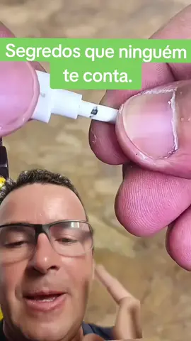 Segredos que ninguém te conta. O cabo do seu carregador quebrou, faça assim, pegue uma linha mais forte e faça um laço, depois va enrolando entorno do cabo faça o acabamento como mostra no vídeo. assim você pode usar ele por mais um tempo. . . #carregador #smartphone #dicautil #dicaspraticas #dicas_utilidades #dicadodia 