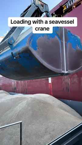 Big S.O to the crane driver 💪 #loading #rice #amazing #loveit #birsfelden #amsterdam #binnenvaart #binnenschiff #binnenschifffahrt #schip #ship #vessel #lovemyjob #fyp #foryoupage #vjp #voorjoupagina #furdich #furdeineseite #voorjou #captain #innlandshipping 