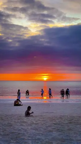 Gelombang adzan mendayu meminang senja. Di sanalah, Tuhan melahirkan segala rindu. #CapCut #EkspresikanDenganCapCut #fypシ゚viral #fyp #fypシ #quotesoftheday #senja #sunset #pasirpanjang #ngurbloatbeach #keiisland🌴 #malukutenggara #tual 