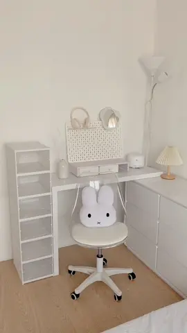 Kotak penyimpanan serbaguna, design minimalis aesthetic, bahan kokoh dan tebal, bisa ditumpuk jadi hemat tempat, ada tutupnya jadi anti debu dan air 𐙚⋆°｡ᯓᡣ𐭩 Harus punya kalian!!! Samaan yuk klik keranjang kuning ✨  @Super-Ace  #kotaklipat #kotaklipatserbaguna #tempatsepatu #kotaksepatu #tempatpenyimpananserbaguna #kotaksepatulipat #raksepatulipat #raktas #rakbuku #raksepatuaesthetic #raksepatu 