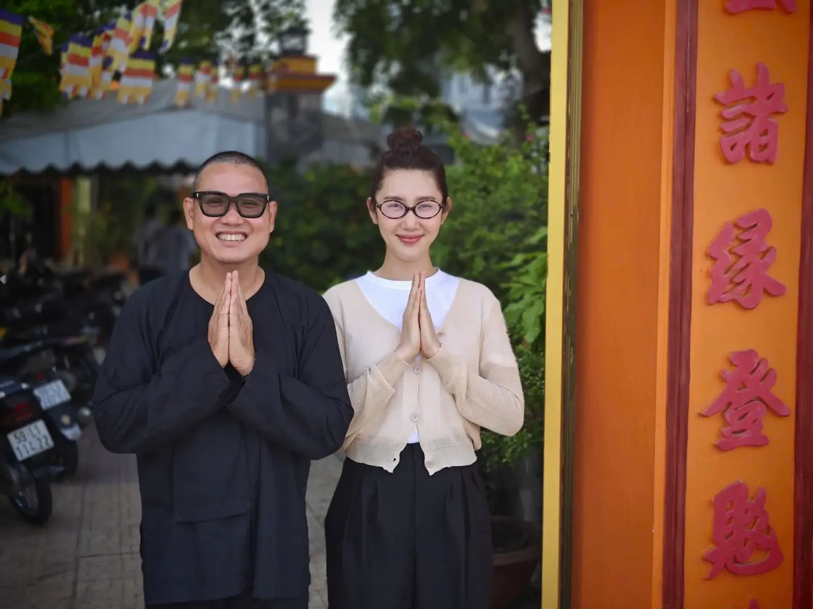 Những hình ảnh của chị gái sáng nay đi viếng chùa.  #thuyngan #vocanh 