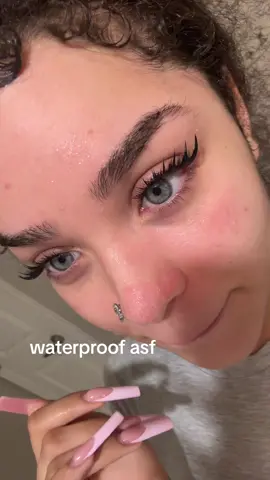 these stay on for like a week and everytime i shower i get them wet and wash them, they donttt move! make sure ur adding a good amount of bond and seal!! the seal rly ties everything together to make sure they stay in place #lashes #clusterlashes #fyp #lashclusters #waterprooflashes 