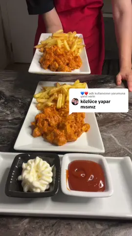 @💙❤ adlı kullanıcıya yanıt veriliyor #közlüce (ÜNLÜ TAVUK MARKASI‼️)#gülmeyibilmeyendükkanaçmasın ❤️⬇️ REÇETE✅⬇️ 4 porsiyon için ; .1 kg tavuk bonfile  .1’er çay kaşığı ⬇️ Kırmızı toz biber Sumak Kimyon Kırmızı acı toz biber Tuz .4 yemek kaşığı zeytinyağı .1 yemek kaşığı sirke .1 yemek kaşığı nişasta (1 saat ⏰buzdolabında marinasyon‼️) KÖZLÜCE SOSU İÇİN✅⬇️ .600 gr kapya biber .1 baş sarımsak AİRFREYERDA 🔥VEYA FIRINDA 180 derece 20 dakika⏰ KÖZLENMİŞ KAPYALAR VE SARIMSAĞI BLENDERA ALALIM🥰 .1 yemek kaşığı zeytinyağı ekleyip çekelim ✅ PİŞİRME TARİFİ 🔥 YÜKSEK ATEŞTE  Önce marine olan tavuk pişirilir  Sonra közlenmiş ürün eklenir  En son ⬇️ .1 çay bardağı krema  İŞTE BU KADAR 🥰 TEŞEKKÜRLER🥰 #mutfakcadısı #dürüstlüközgürlüktür☝️ 