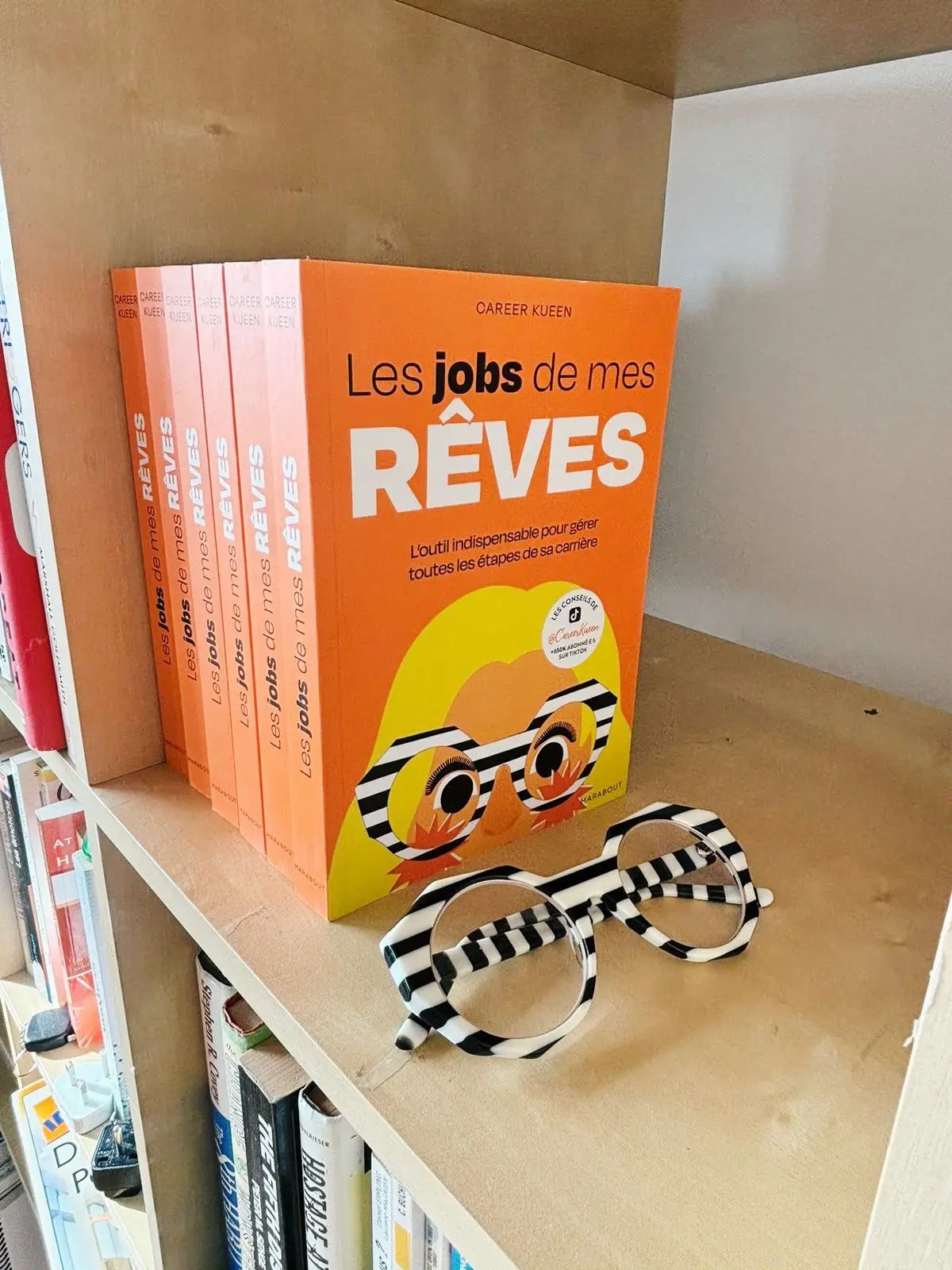 Trouver un stage et sa voie, premier Cv, questions entretien,negocier le salaire, obtenir une promotion, reconversion professionnelle, utiliser chatgpt pour le cv, les entretiens, lettre de motivation. Merci pour vos questions depuis 3 ans, je réponds dans ce livre avec des exemples faciles à reproduire pour trouver un job qui vous ressemble.  #booktoker #premierjob #travail #recrutement #apprendresurtiktok #burnout #boreout #careertok #careerkueen 