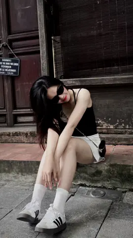 Đứng ở sân đình, cổ vừa xinh vừa đần 👀                                                      #muathuhanoi 